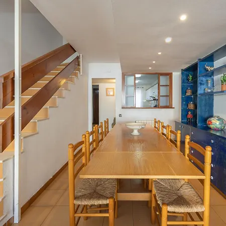 Holiday home House 5 Mins From *